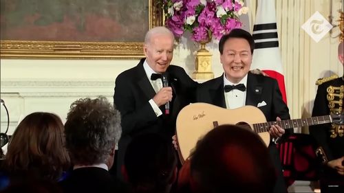VIDEO Preşedintele Coreei de Sud a dat diplomația pe muzică la dineul de la Casa Albă / Yoon Suk-yeol i-a cântat lui Joe Biden melodia „American Pie” / Biden: „La viitorul dineu, dvs. vă veţi ocupa de ambianţă”