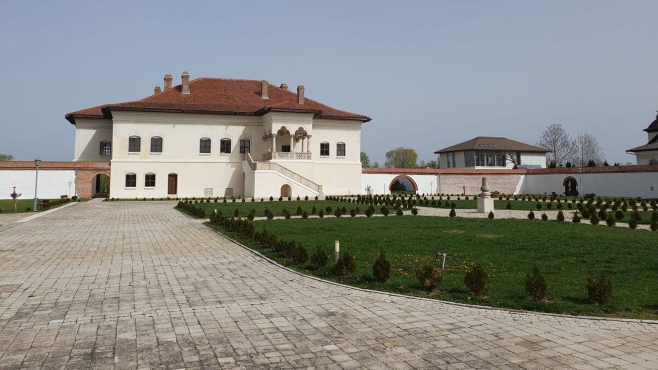 FOTO Destinație de weekend: Ansamblul Brâncovenesc de la Potlogi, lăsat în paragină un sfert de secol și reabilitat în urmă cu zece ani cu fonduri europene / Palatul se află la doar 50 km de București
