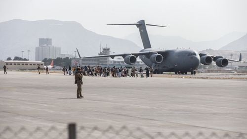 Încă 80 de colaboratori ai României au fost evacuați duminică din Afganistan, totalul ajunge la 156. Printre ei - un profesor universitar, activist pentru drepturile omului