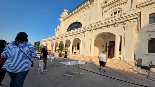 Magazinul Cazinoului din Constanța a fost inaugurat / Prețurile pornesc de la 15 lei pentru o vedere și ajung la aproape 1000 de lei pentru un parfum de colecție