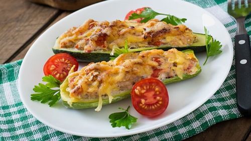 Dovlecei umpluți cu doar trei ingrediente, folosind și propriul lor miez, fără carne. Se gratinează rapid în cuptor și sunt perfecți pentru masa de duminică de după excesele din vacanță