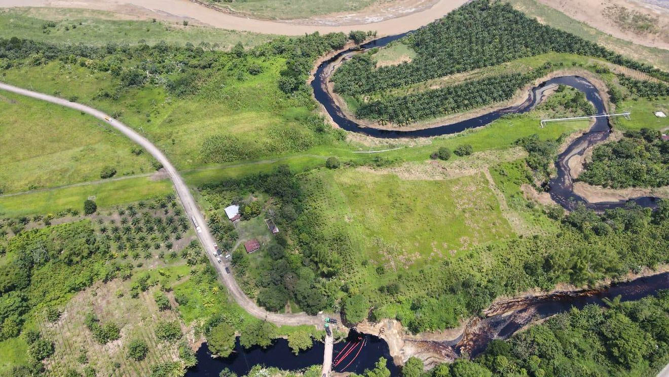 Apa unui râu din Ecuador a devenit neagră în urma unei scurgeri de petrol / Autoritățile au declarat stare de urgență ecologică