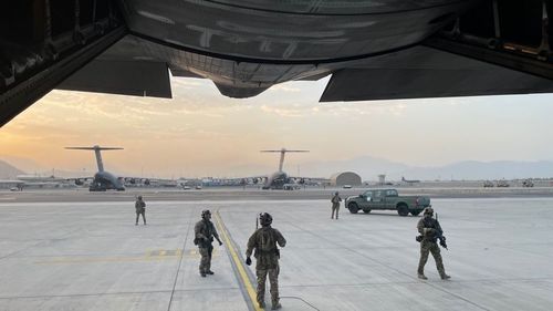 Ambasada SUA la Kabul a emis o alertă de securitate: Sfătuim cetăţenii americani să evite să călătorească spre aeroport şi să evite porţile aeroportului