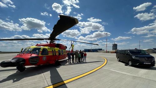Premieră medicală în România: o pacientă de 18 ani, transportată cu un elicopter Black Hawk în timp ce era conectată la ECMO
