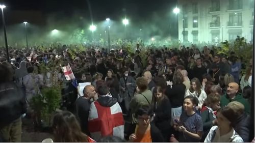 Noi proteste masive în Georgia / Zeci de mii de oameni s-au adunat în Tbilisi pentru a denunța proiectul de lege privind "influența străină"