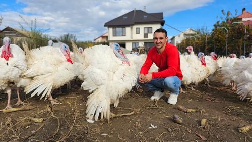 A lucrat la yachturile lui Bezos și Gates, iar cu banii adunați și-a făcut o fermă de curcani / ”Nu mi-a plăcut Olanda. Acolo se câștiga bine, dar nu mi-au plăcut clima, oamenii”