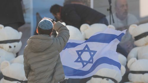 Armata israeliană confirmă că Hamas a predat 11 ostatici israelieni Crucii Roşii/ Potrivit Qatarului, toţi au dublă cetăţenie/ Trei femei palestiniene şi 30 de copii vor fi eliberaţi din Israel