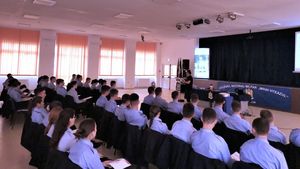 Dezbatere G4Media și Alba24.ro pe tema fenomenului ”Fake News”, cu liceenii din Alba Iulia. Ce dezinformări le-au atras atenția: Tancul care „mergea singur”, „predarea Ucrainei”, „moartea” lui Florin Salam