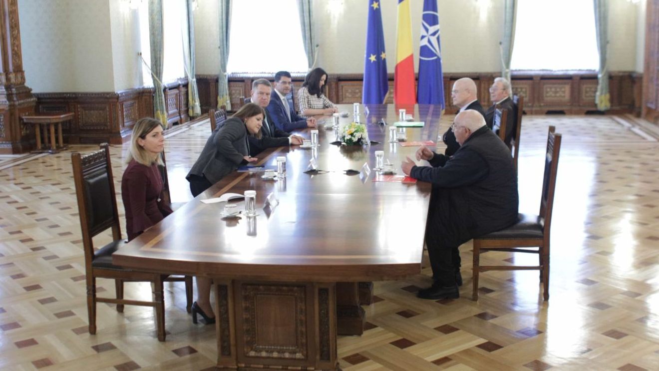 Întrebarea pe care PSD i-a sugerat-o președintelui pentru referendum: ”E normal ca la 30 de ani după căderea regimului opresiv comunist foștii torționari să fie promovați în funcții gigantice de conducere?”