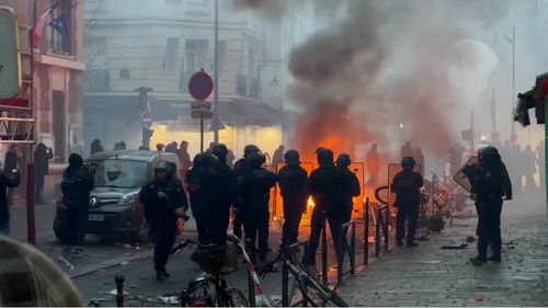 Mii de membri ai comunităţii kurde aduc un omagiu victimelor atacului de la Paris