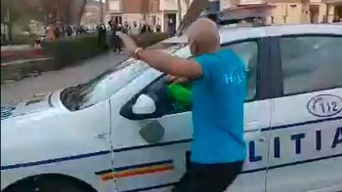 Patru persoane implicate în incidentele cu poliţiştii, într-un cartier din municipiul Hunedoara, au fost arestate preventiv pentru 30 de zile