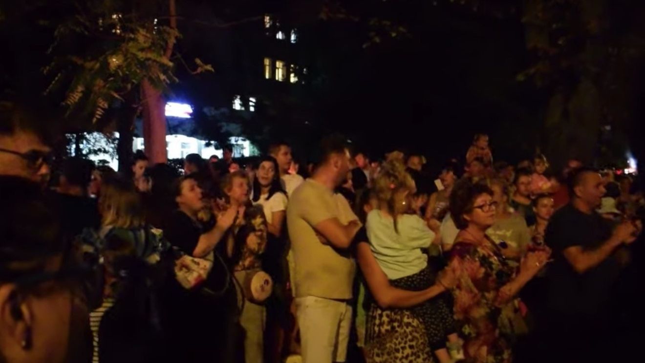 Sute de oameni au protestat și luni seara la Botoșani, după moartea tinerei gravide / Asistentele le-au cerut să facă liniște și au fost huiduite