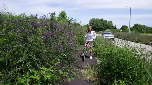 Primarii din România risipesc milioane de euro pe proiecte inutile: piste de biciclete prin câmp, care nu leagă niciun sat