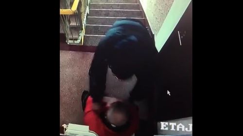 VIDEO Bătrân lovit cu bestialitate într-o scară de bloc. Sindicaliştii din penitenciare: Agresorul este recidivist, eliberat în baza recursului compensatoriu