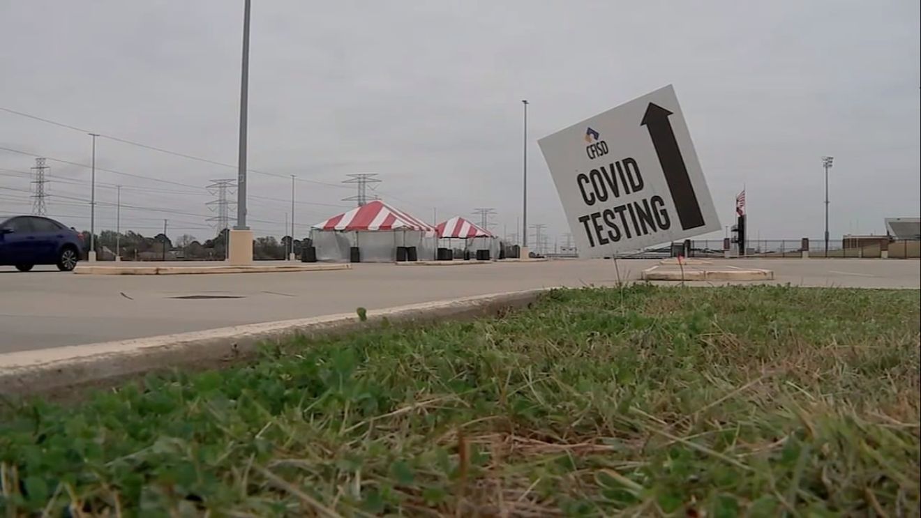 O femeie din Texas și-a dus băiatul de 13 ani la un centru de testare COVID în portbagajul mașinii/ Mamei i-a fost frică să nu se contamineze