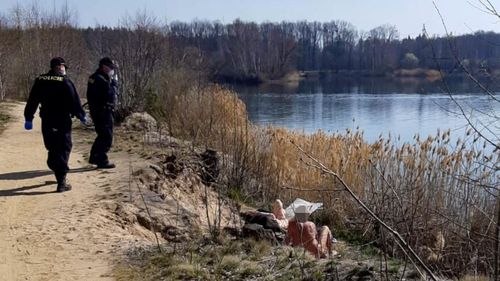 În Cehia, nudiştii sunt obligați să poarte măşti. Avertismentul polițiștilor: "Corpul gol, da, gura deschisă, nu"