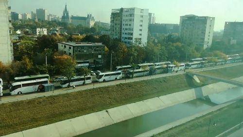 VIDEO Imaginile zilei: Centrul Iașului, paralizat de zecile de autocare cu pelerini venite de la Voluntari