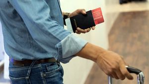 Un card galben cu senzor, varianta de pașaport de vaccinare testată de Estonia, pe baza unui acord cu OMS