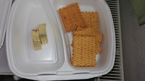 Un pacient a primit biscuiţi alteraţi la Institutul Fundeni/ Unitatea medicală spune că restul pachetelor sunt conforme