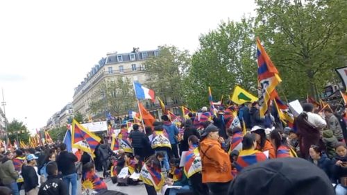 Miting al tibetanilor la Paris împotriva vizitei preşedintelui Xi Jinping / „Dictatorule Xi Jinping, ţi-a trecut timpul”, „nu totalitarismului chinez”,  "Trăiască Tibetul liber" - au fost câteva din sloganurile scandate de manifestanți