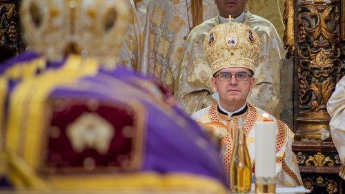 Cel mai tânăr episcop greco-catolic, Cristian Crișan, a preluat administrarea Bisericii Române Unite cu Roma, după decesul cardinalului Lucian Mureșan / Cum și când va fi ales noul arhiepiscop major