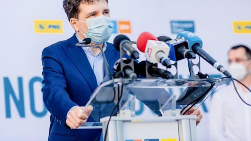 Nicușor Dan: Autorităţile publice din Bucureşti constată cu surprindere că vine iarna şi în septembrie constată cu surprindere că începe şcoala