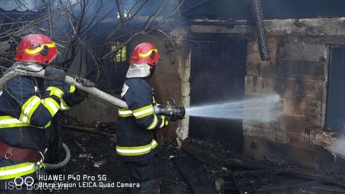 O femeie din Botoșani a ajuns la spital după ce casa ei a fost cuprinsă de un incendiu izbucnit de la autoaprinderea furajelor/ Femeia a pierdut 20 de tone de furaje și adăpostul pentru animale