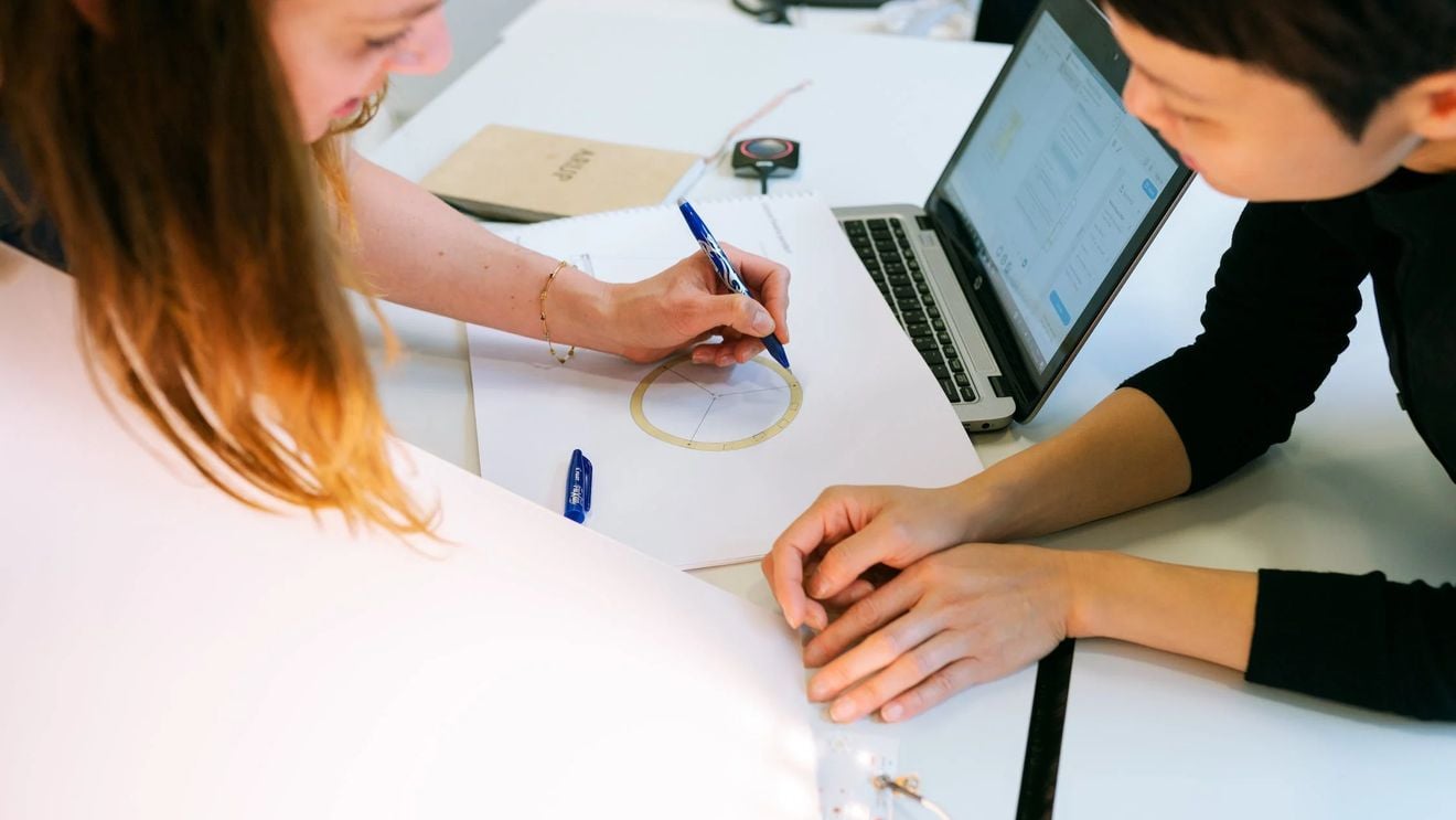 Raport: Românii sunt europenii cu cele mai multe ore de muncă în 2022