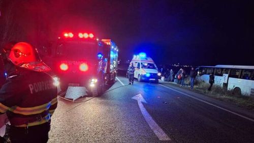 Grav accident în Timiș / A fost implicat un autocar cu 52 de persoane, un microbuz de transport marfă şi o maşină / Traficul a fost oprit