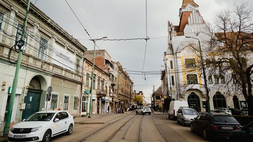Poliţist local din Timișoara, lovit cu maşina de un şofer care a parcat neregulamentar pe o stradă pietonală / Interpelat de polițist, șoferul a demarat și l-a lovit