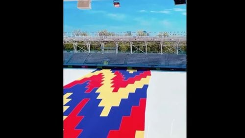 VIDEO România are recordul celui mai mare tricou din lume / A fost realizat exclusiv din material plastic reciclat, provenit de la peste 250.000 de PET-uri / Recordul a fost acreditat de Guinness World Records