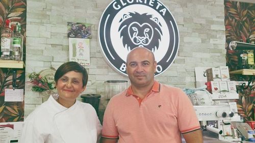 VIDEO | De la Sarmale la Tapas – Ep. 9/ Flori și Daniel Chereș, proprietarii restaurantului Glorieta Bistro din Alcañiz: „Sarmalele le facem pe rând, când unul când altul. Punem slănină afumată în carne și o lăsăm la macerat de seara până dimineața”