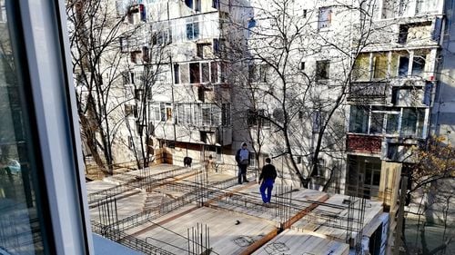 Bucureștiul, sufocat de betoane. Un bloc înghesuit între alte două imobile este construit peste mai multe reţele de utilităţi