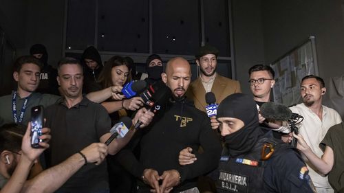 VIDEO Andrew și Tristan Tate au fost reținuți de procurori pentru 24 de ore, în dosarul instrumentat de DIICOT, urmând să se decidă dacă aceștia vor rămâne în arest preventiv