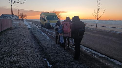 Primarul și viceprimarul dintr-o comună din Suceava duc copiii la școală cu autobuzul / Șoferul angajat pentru asta a rămas fără carnet după ce a fost prins băut la volan / Elev: ”Vicele se pricepe, primarul nu prea”
