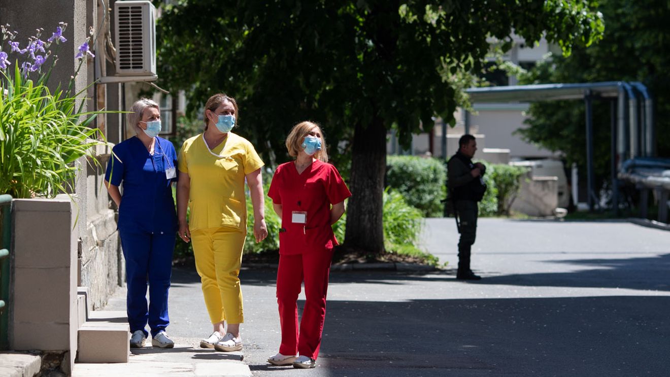 Grevă de avertisment în mai multe spitale din Brașov / Asistent medical: ”Suntem epuizaţi fizic şi psihic, nu avem timp să ne recuperăm” / ”Se pune presiune pe noi să lucrăm în plus”