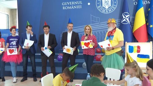 VIDEO Doi miniștri din guvernul Ciucă și purtătorul de cuvânt, cu coifuri colorate pe cap la un eveniment organizat de ministrul Gabriela Firea la guvern
