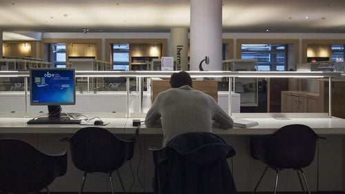 Tinerii analişti de la Goldman Sachs vor să lucreze maximum 80 de ore pe săptămână, media de ore lucrate fiind de 98 pe săptămână