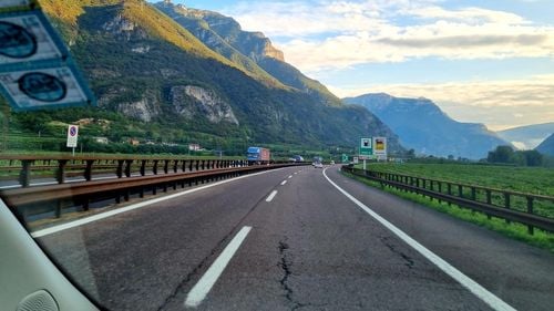 De ce costă mai mult benzina și motorina în stațiile de pe autostradă? Rolul concurenței și chiria pe locații / Prețul carburantului plătit la benzinărie ar trebui să reflecte prețurile petrolului din urmă cu aproximativ o lună