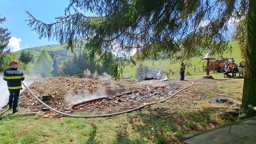 O biserică de lemn din județul Alba a ars în totalitate / Nu sunt persoane rănite / S-a deschis dosar penal