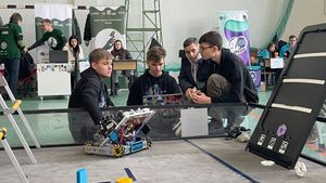 VIDEO Cine sunt adolescenții care construiesc roboți de la zero. România, în topul echipelor care domină competițiile mondiale de robotică
