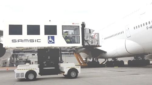 Aeroportul Sibiu, amendat cu 30.000 de lei pentru o taxă ilegală de 100 de euro / O persoană cu handicap a fost obligată să plătească taxa ”de lift”