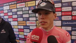 VIDEO | Primul tricou roz din Giro D'Italia: Paul Magnier, victorie în etapa de debut din Bulgaria / Accident serios în ultimul kilometru