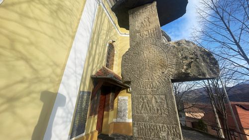 Cea mai veche troiţă de piatră din judeţul Sibiu are aproape 400 de ani şi este inscripţionată în slavonă, română şi maghiară / ”Se zice că a fost ridicată pe hotarul dintre Transilvania şi Ţara Românească”