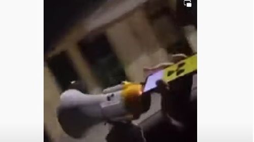VIDEO Poliția s-a sesizat după ce doi tineri din Sighetu Marmației s-au plimbat prin oraș cu un megafon din care se auzea sunetul unei sirene de război amuzându-se că ”ne atacă Rusia”