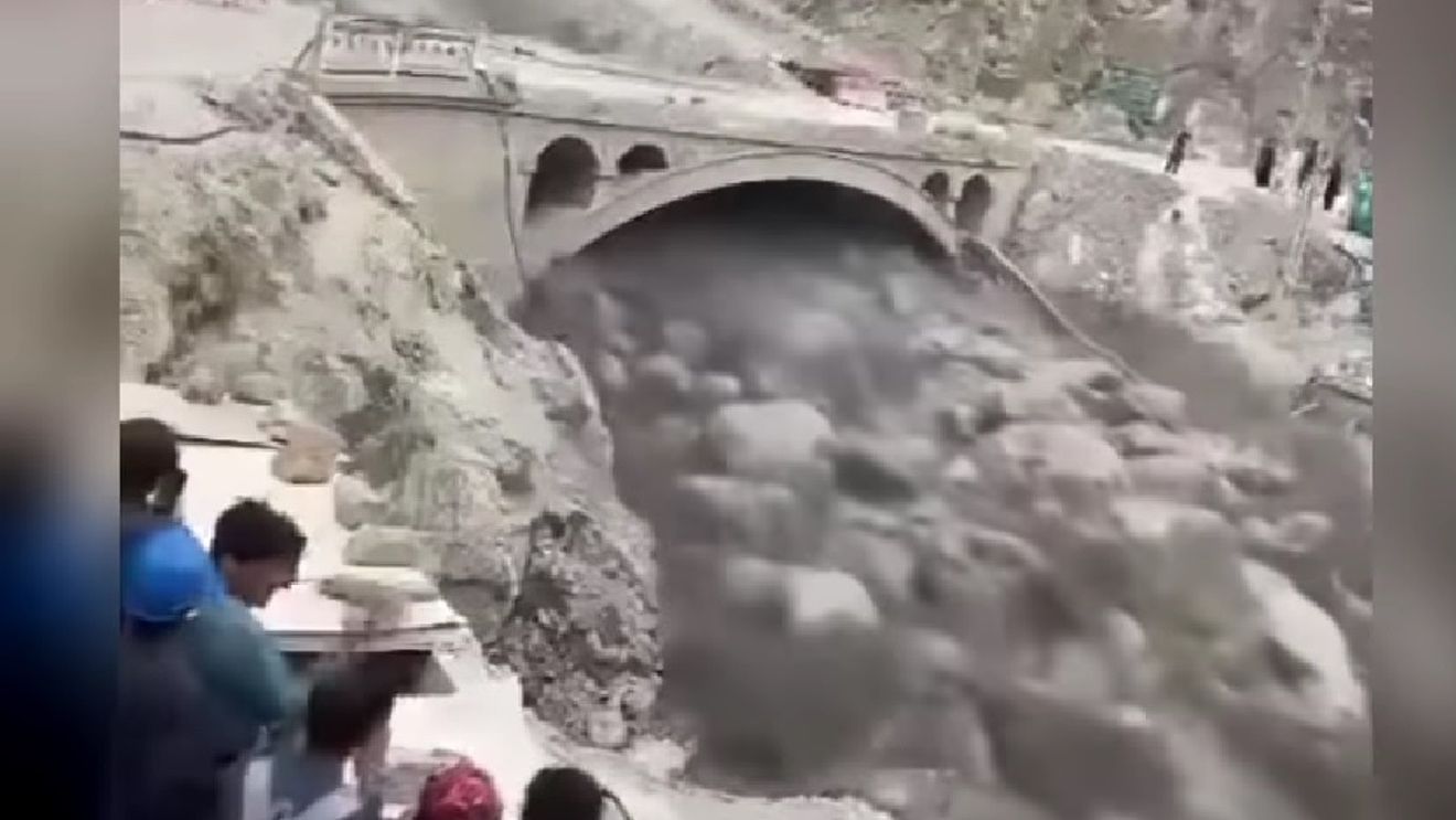Un elicopter al armatei pakistaneze transportând şase persoane, printre care un ofiţer cu rang înalt, a dispărut în timpul unor operațiuni de salvare în timpul inundațiilor