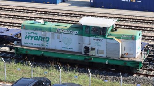 Prima locomotivă hibrid, construită în România, funcționează în județul Arad / Locomotiva poate tracta trenuri lungi de 600 de metri