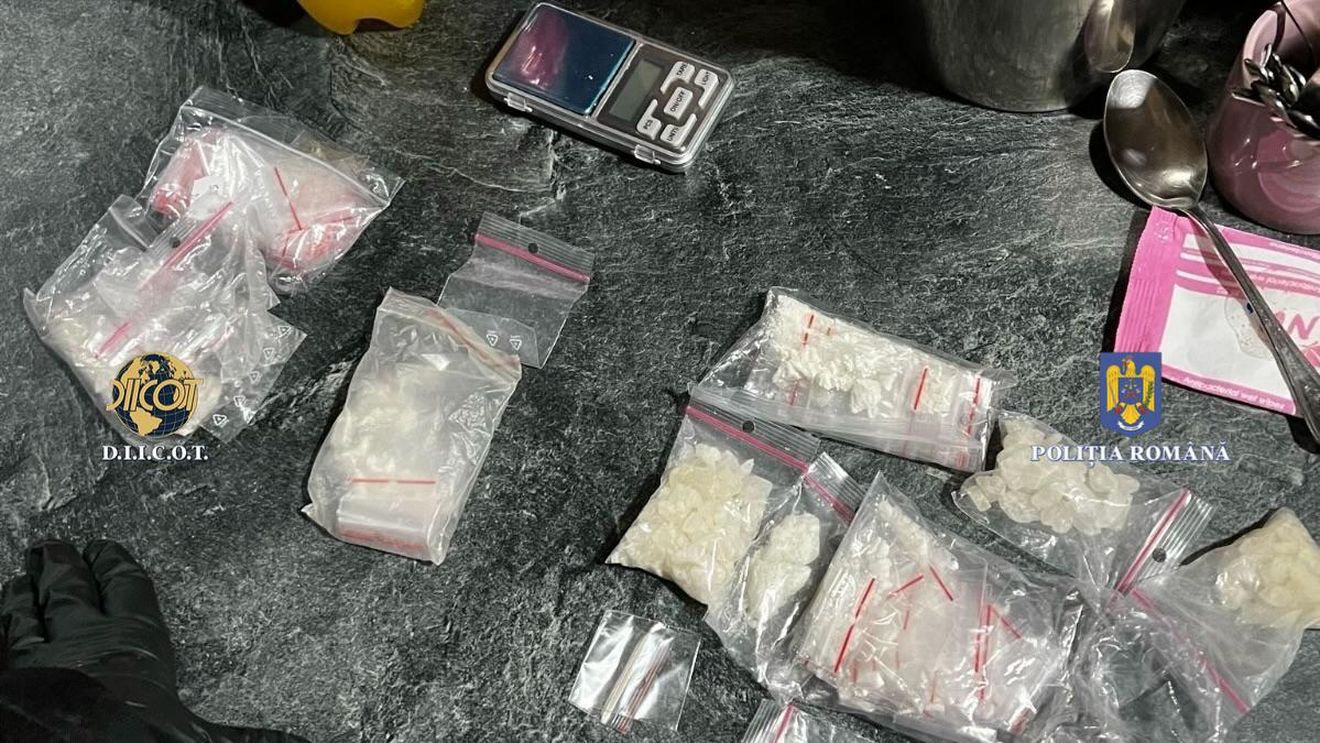 DIICOT Suceava a reținut 21 de persoane suspecte de trafic de droguri. Un presupus traficant are legături cu judecătoarea trimisă în judecată pentru luare de mită