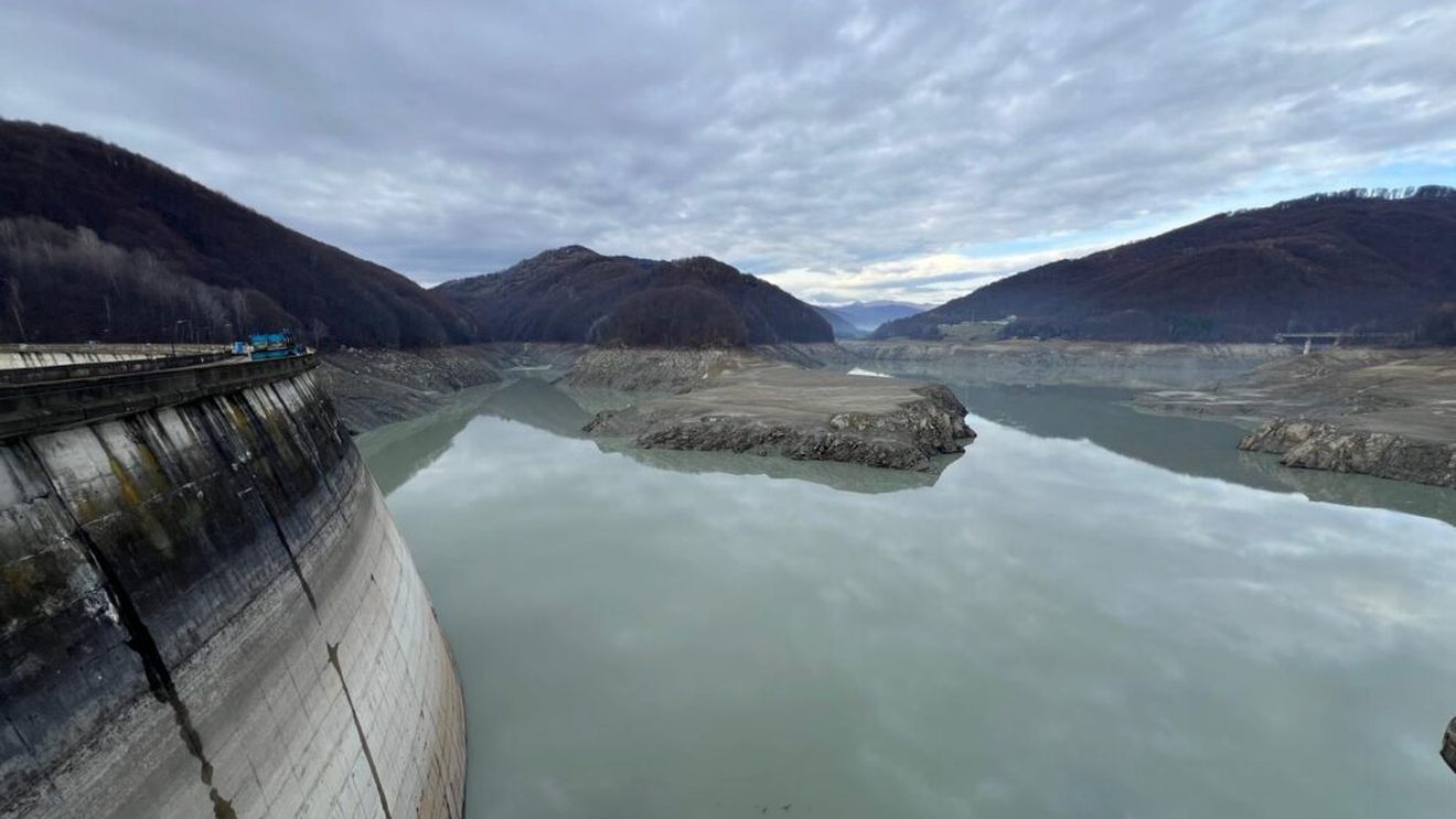 Zeci de mii de oameni din 12 localităţi din Prahova, fără apă potabilă / Consiliul Judeţean susţine că problema este barajul Paltinu, unde instalaţiile au intrat în blocaj tehnic din cauza turbidităţii