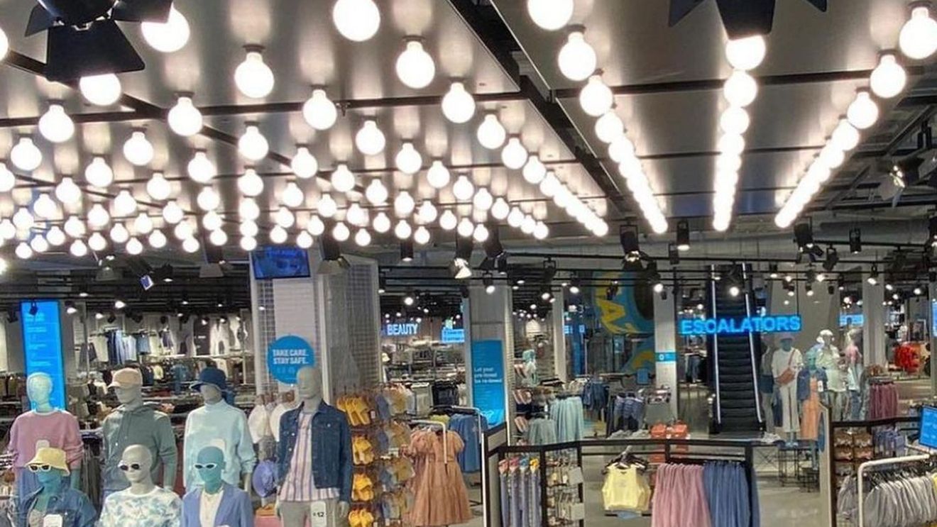 Retailerul Primark postează mai multe anunțuri de angajare pentru București și Ilfov pe platforma eJobs. Sunt disponibile peste 200 de poziții